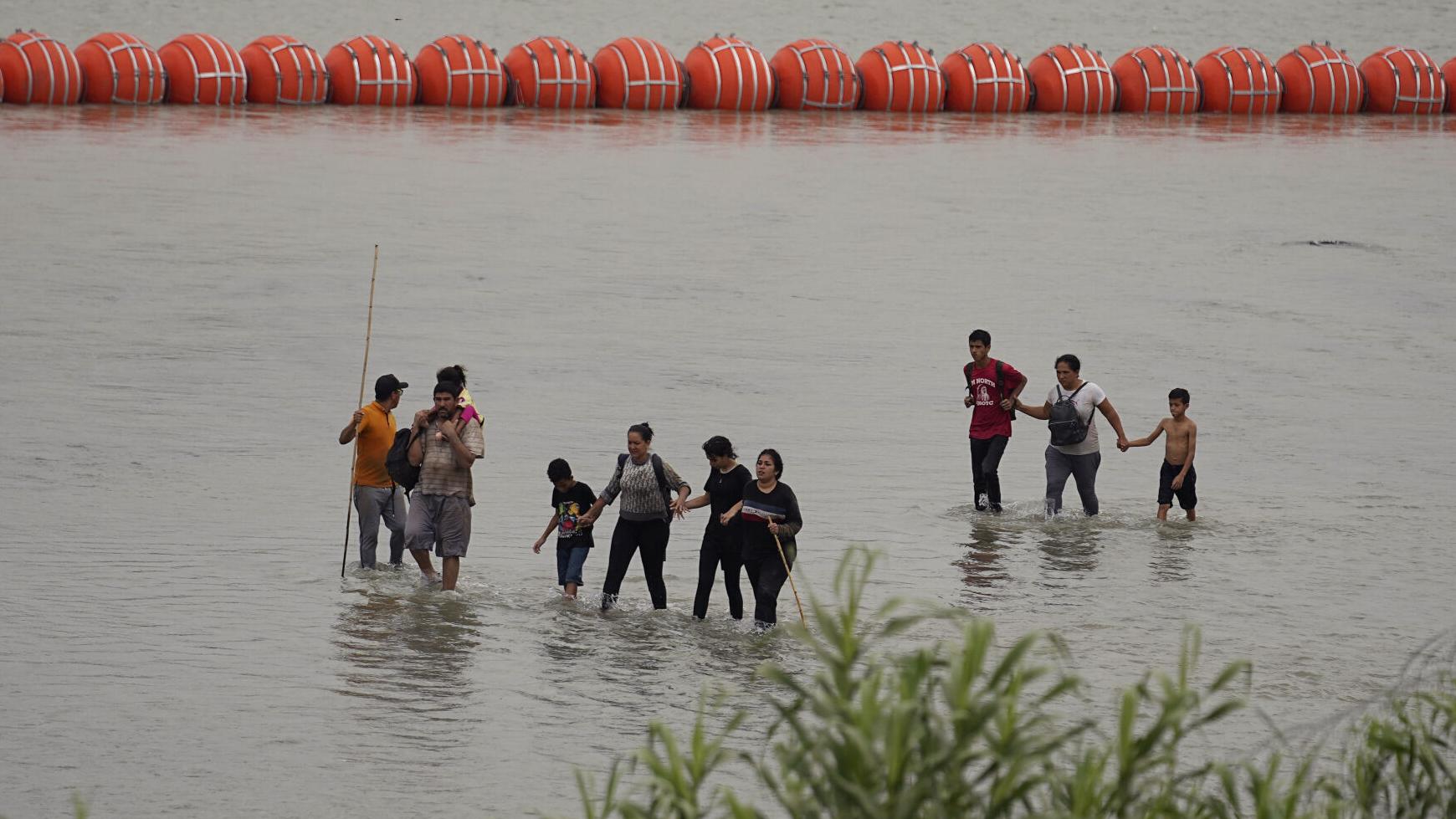 Biden administration sues Texas governor; Musk reveals 'X' logo for Twitter; UPS contract deadline nears | Hot off the Wire podcast